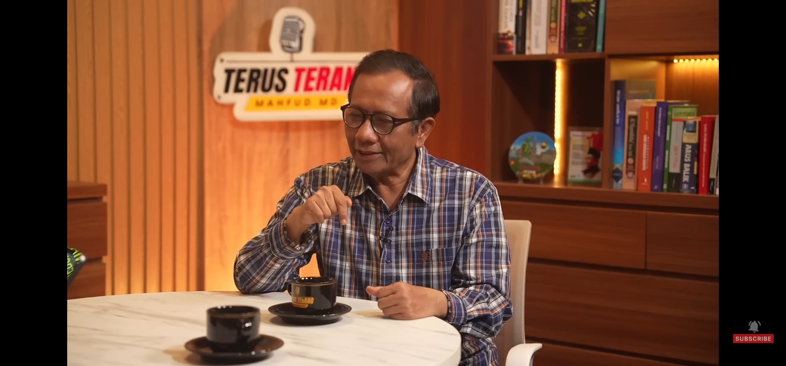 Mahfud MD saat menyampaikan pandangannya dalam podcast terkait reshuffle kabinet. (youtube)