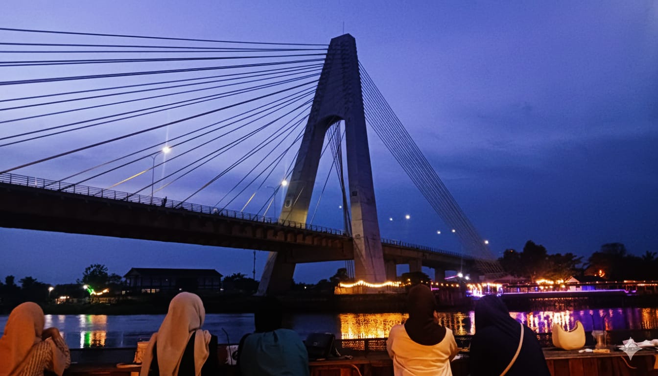Potret senja di Jembatan Siak IV, Pekanbaru.(RINTO WAHYU HIDAYAT/RADAR TULUNGAGUNG)