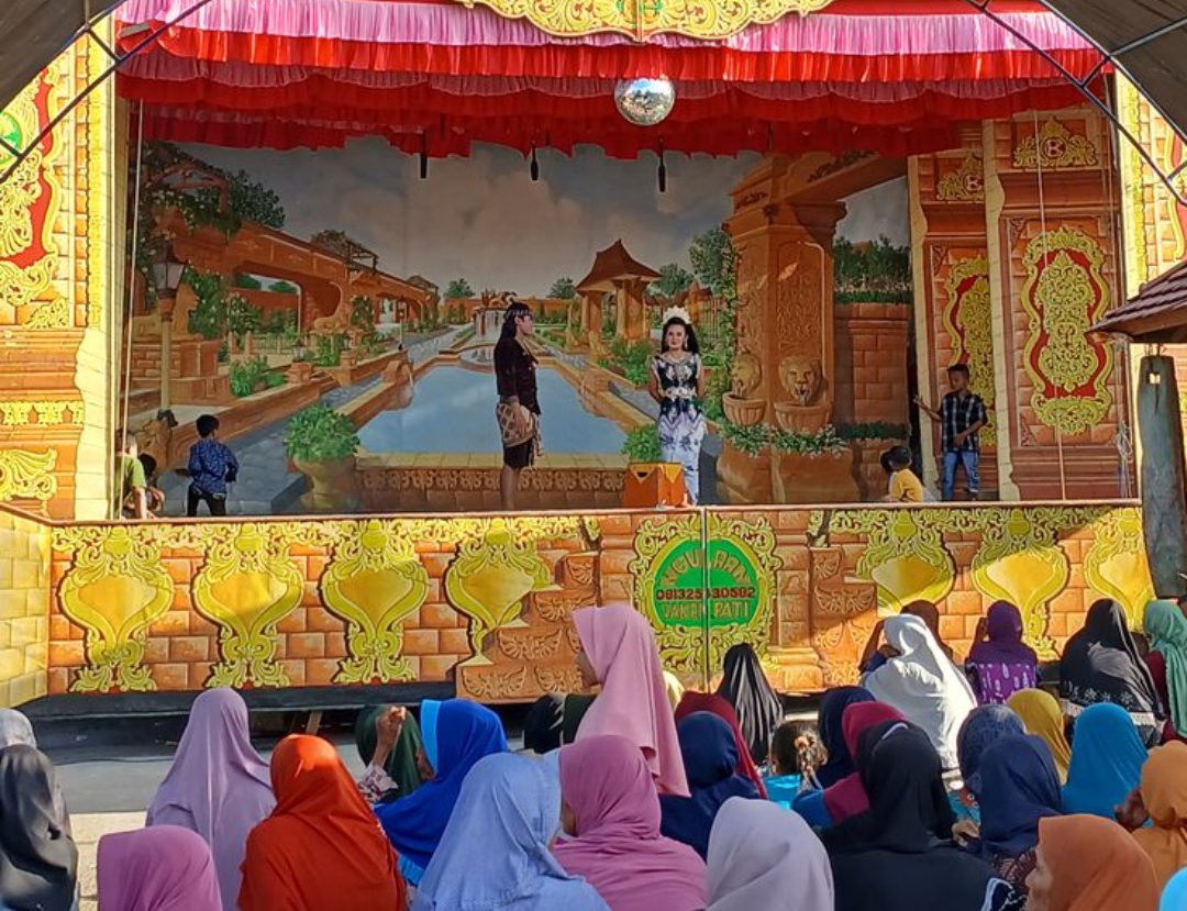 Jadi, jangan heran kalau di Tulungagung seni ketoprak dan ludruk masih bertahan. Bukan hanya soal hiburan, tapi juga soal identitas, nostalgia, dan kebersamaan.