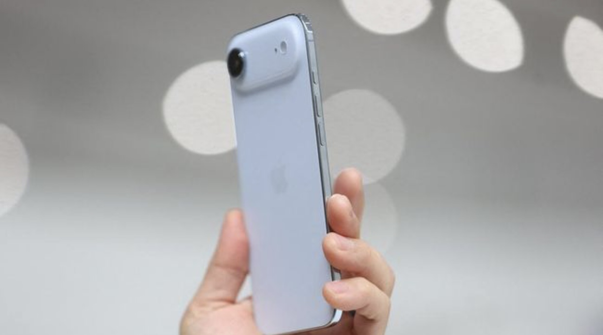 iPhone Air terbaru resmi dirilis! Hadir sebagai HP Apple paling tipis hanya 5,4 mm, dibekali chipset A18 Bionic, kamera 48 MP, dan layar OLED 120Hz. Harga mulai Rp 16 jutaan. (REUTERS)