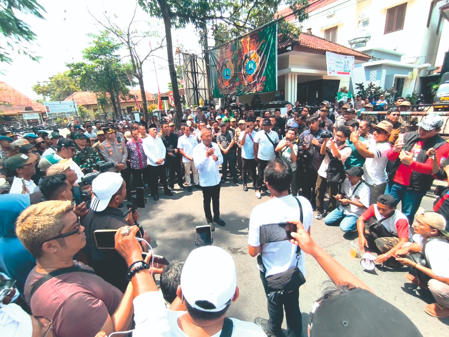 Bupati Gatut Sunu menemui pengunjuk rasa dengan pengamanan ketat anggota kepolisian. (ADITYA YUDA/RADAR TULUNGAGUNG)