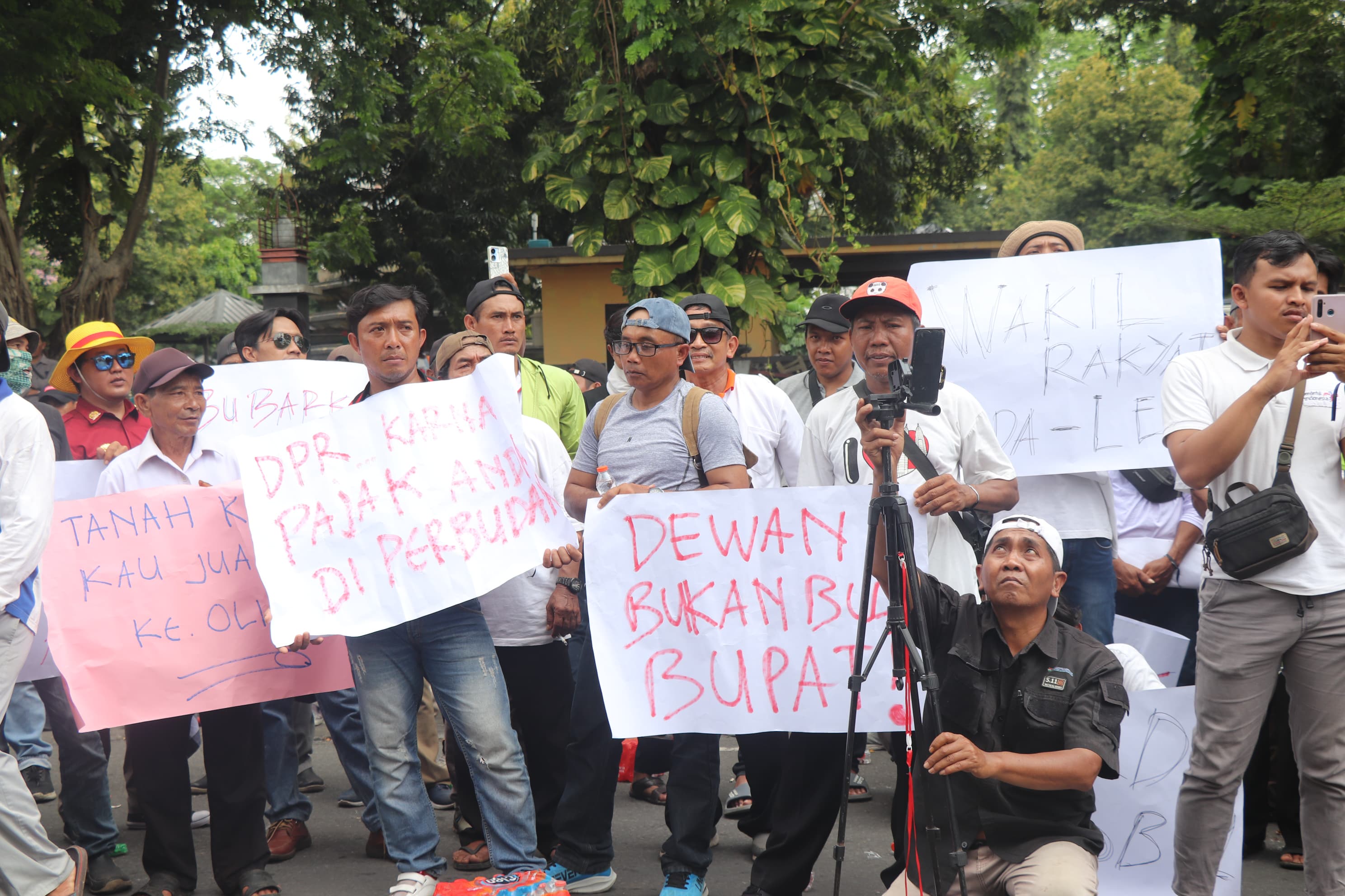 Sejumlah anggota Pejuang Gayatri membawa kertas berisi aspirasi mereka. (SANDY YUWANA/RADAR TULUNGAGUNG)