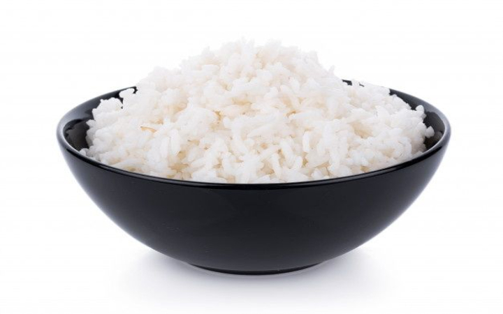 Tetap bisa makan nasi meski diabetes? Bisa! Simak cara mudah menurunkan kadar gula dalam nasi agar lebih aman untuk dikonsumsi.