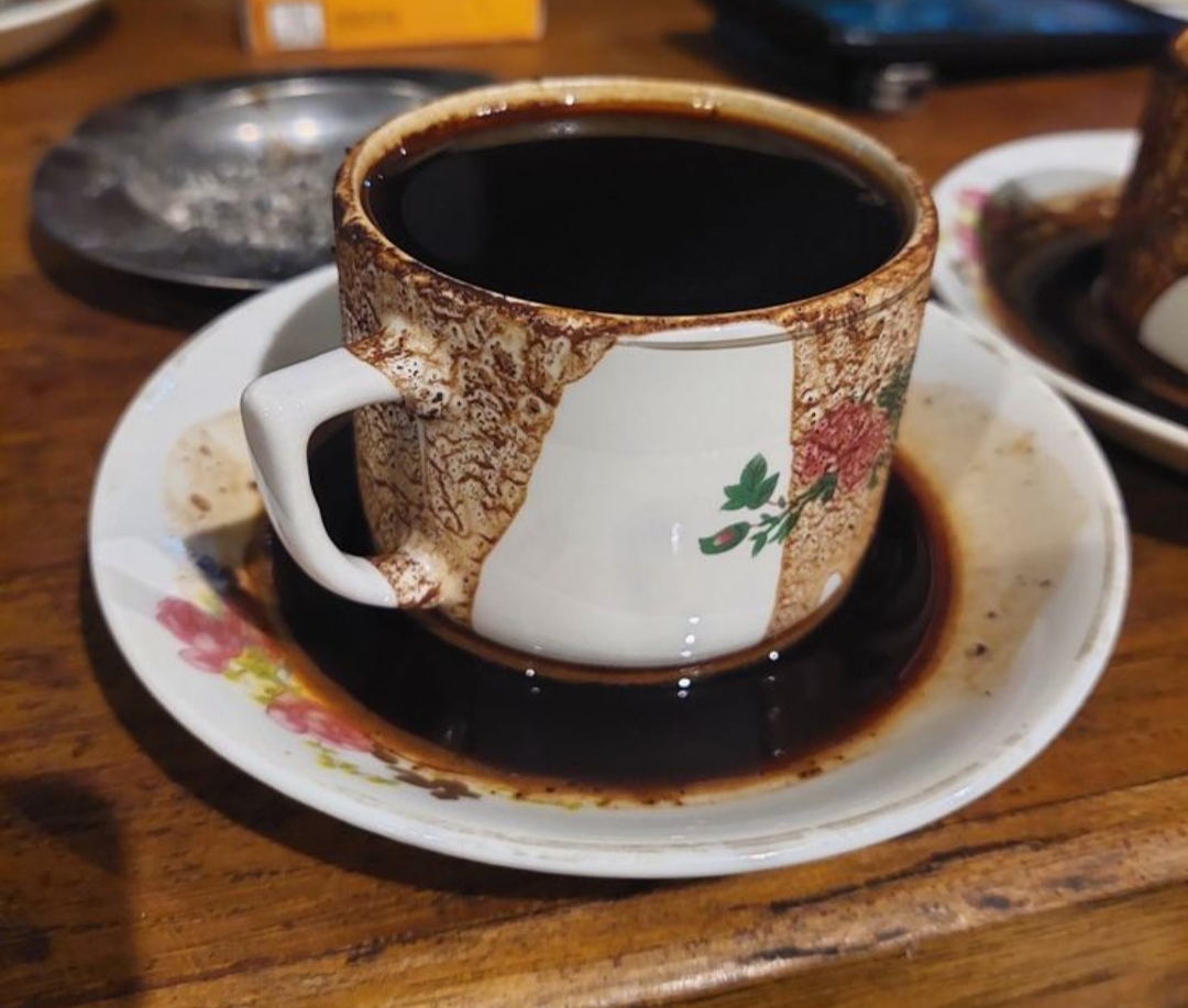 Betah Karena Rasa Kebersamaan Bukan kopi yang bikin orang tahan berjam-jam, melainkan rasa kebersamaan yang sulit digantikan. Ada kehangatan, rasa diterima, dan kebebasan untuk jadi diri sendiri.
