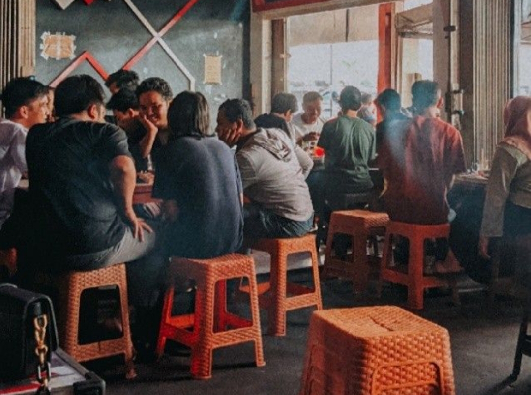 Lebih dari Sekadar Minum Kopi Fenomena ini sebenarnya bukan cuma soal minuman, tapi soal budaya. Warung kopi jadi simbol kebersamaan dan keakraban.