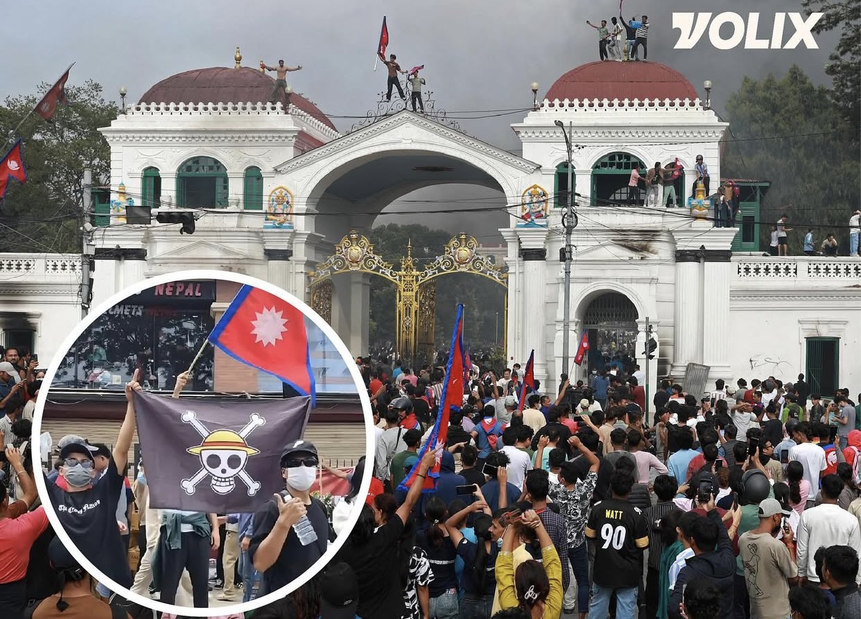 Ribuan Gen Z Nepal mengibarkan bendera One Piece dalam aksi protes menentang larangan media sosial dan korupsi. Simbol anime jadi lambang perlawanan nyata.(@volix.media)