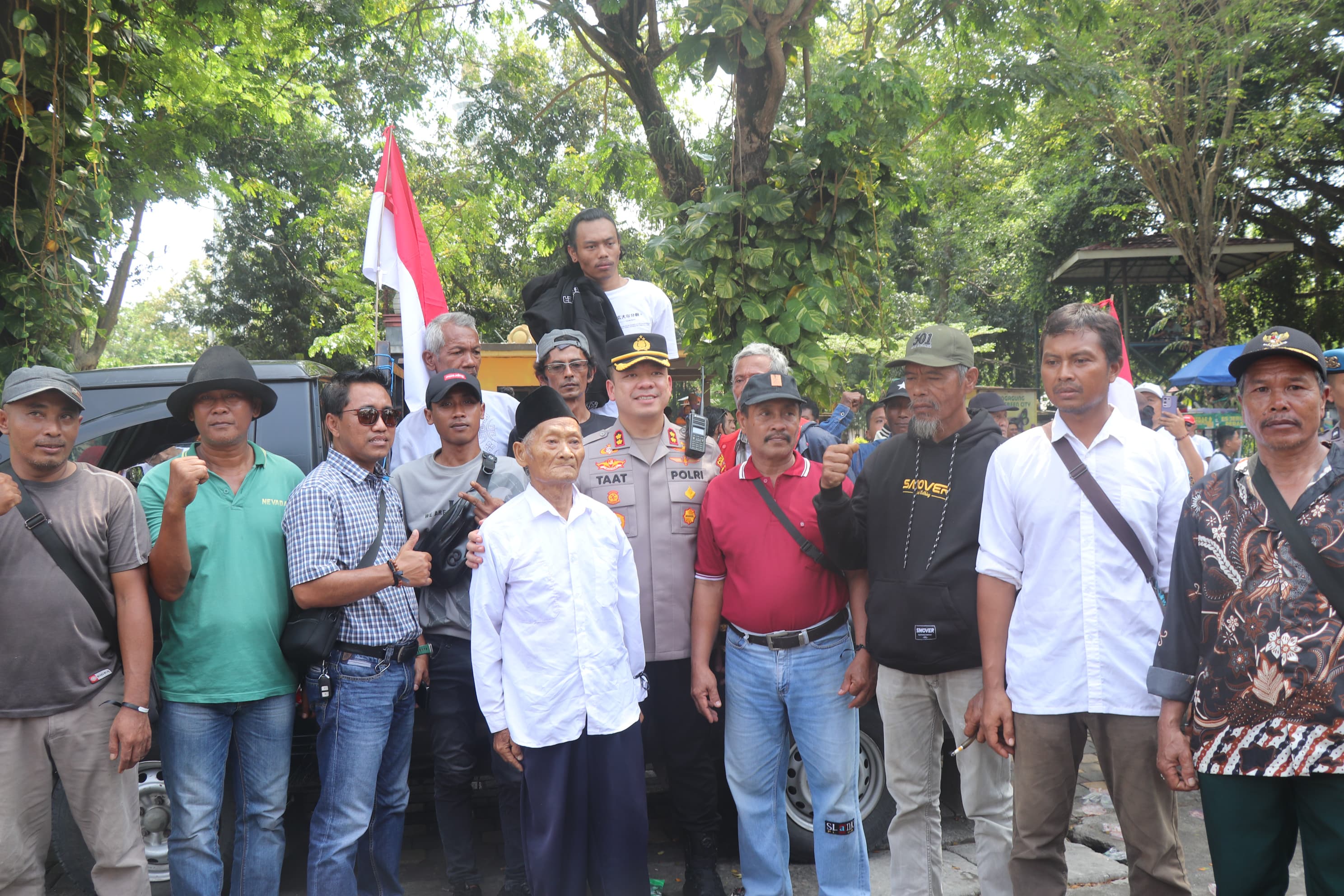 Nelayan Sine mengikuti aksi damai Pejuang Gayatri di depan kantor DPRD Tulungagung. (SANDY YUWANA/RADAR TULUNGAGUNG)