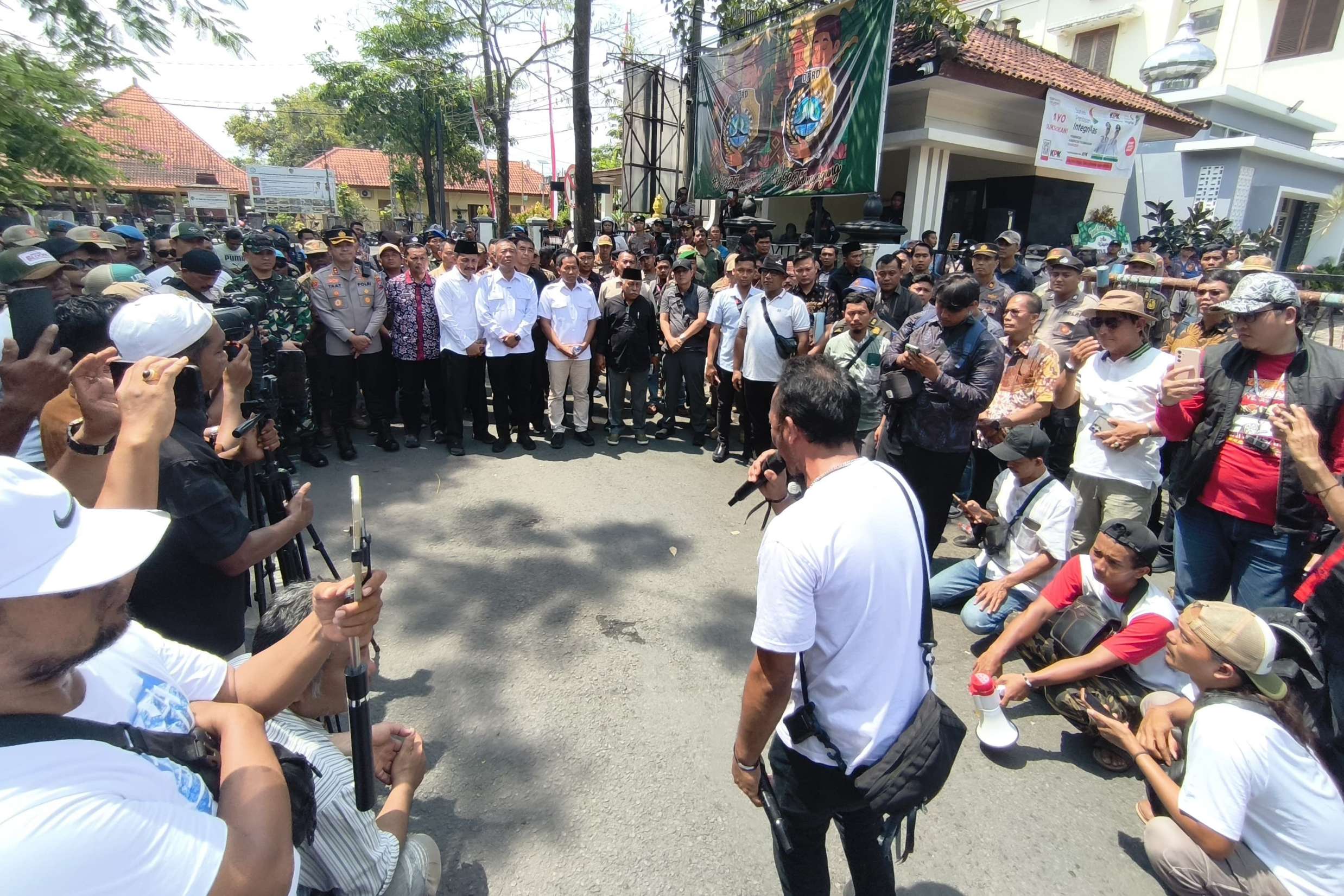 Perwakilan massa Pejuang Gayatri menyuarakan aspirasi di depan kantor DPRD Tulungagung tadi pagi. (ADITYA YUDA/RADAR TULUNGAGUNG)
