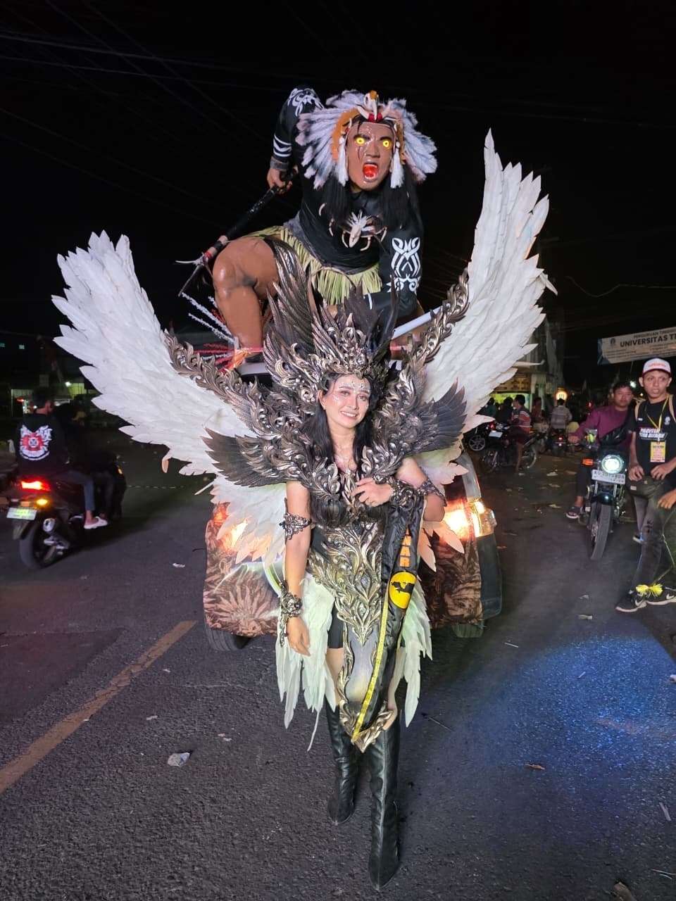 Dini Yusiana menjadi maskot Tarian Janur Kuning dalam Karnaval Ngunut 2025 yang digelar pada Sabtu (6/9/2025) lalu.(DENI WIJAYA/RADAR TULUNGAGUNG)