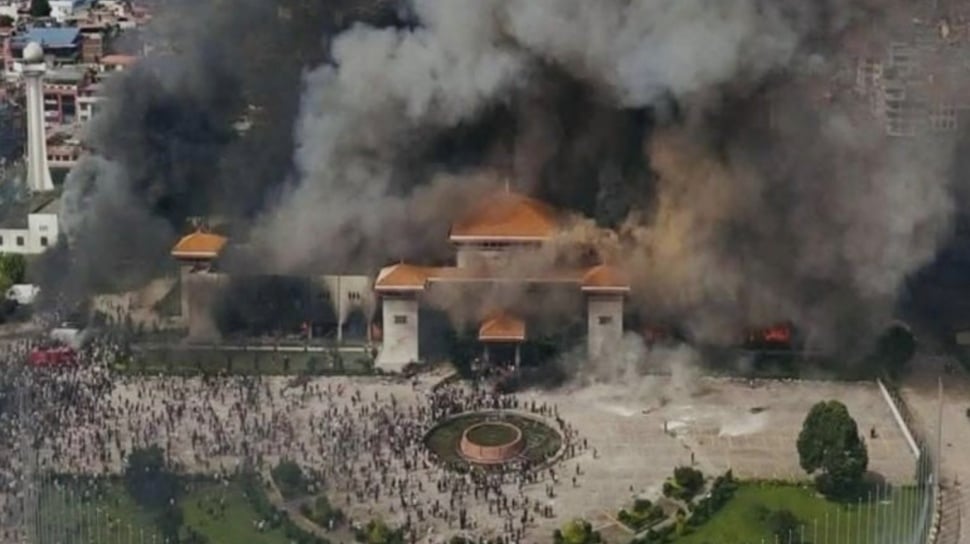 Gen-Z Nepal terinspirasi Indonesia, demo besar berujung bakar gedung  DPR .