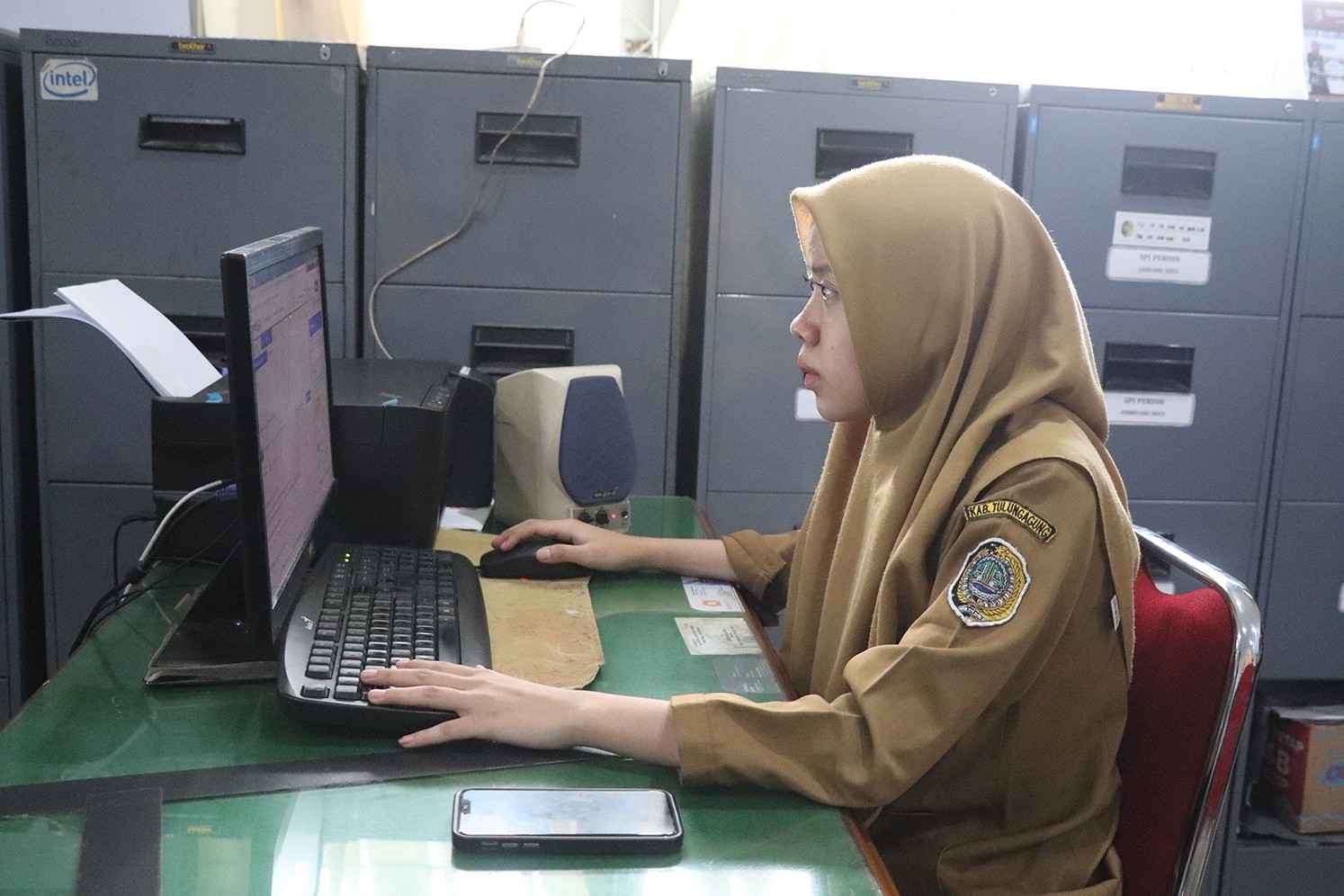 Seorang ASN Pemkab Tulungagung sedang beraktivitas di tempat kerjanya. (ADITYA YUDA/RADAR TULUNGAGUNG)