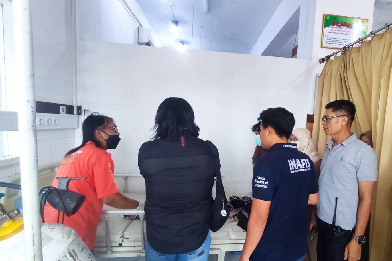 INAFIS Polres Tulungagung memeriksa jasad balita MGR yang tewas tenggelam di sungai. (POLRES TULUNGAGUNG)