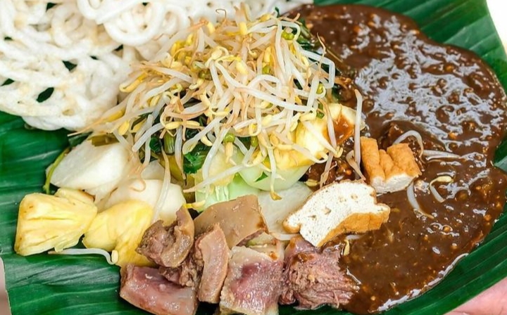 Rujak cingur adalah salah satu kuliner tradisional khas Surabaya, Jawa Timur, yang sudah ada sejak puluhan tahun lalu.