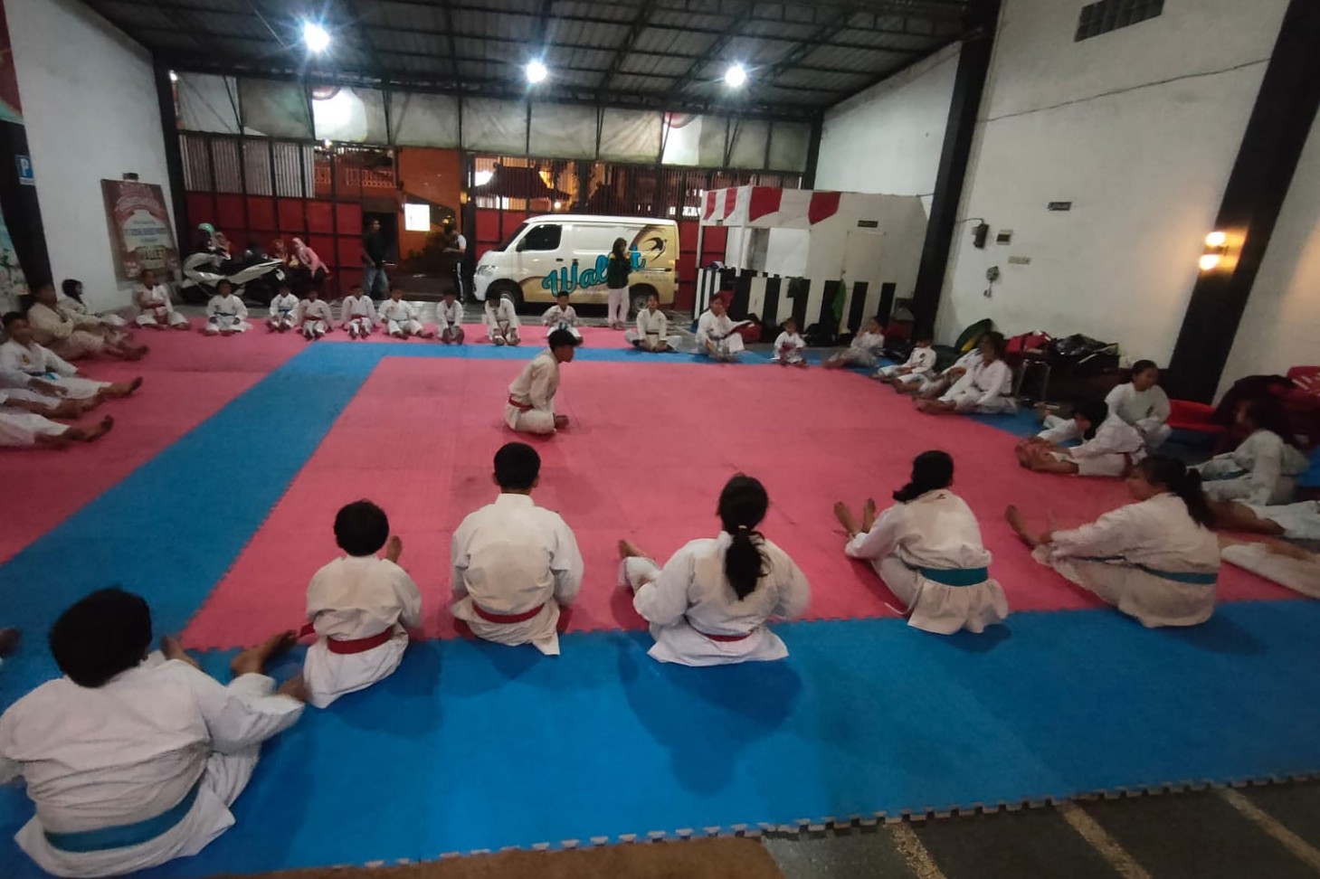 Atlet karate muda Tulungagung sedang mengikuti latihan. (FORKI TULUNGAGUNG)