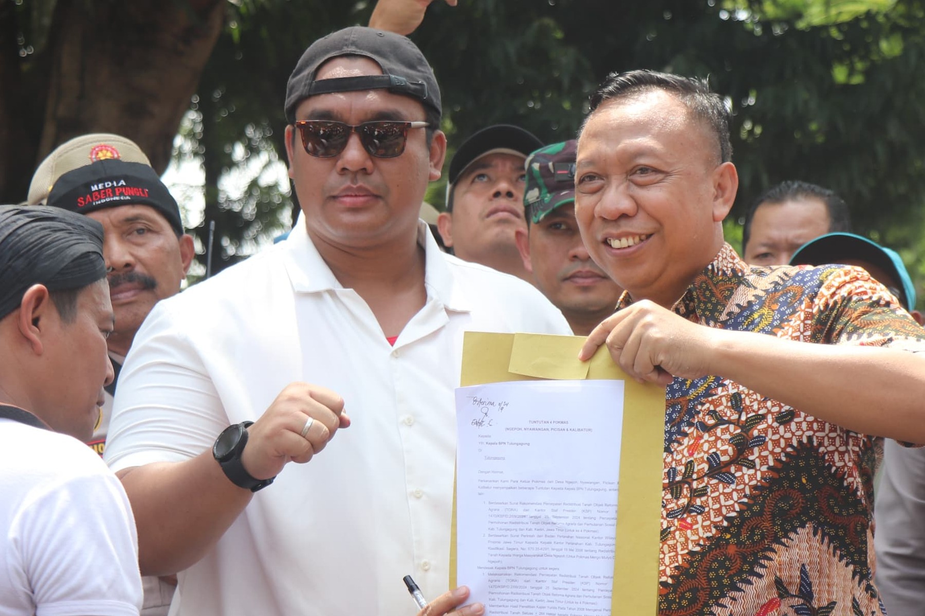 Kepala BPN Tulungagung Gatot Suyanto (kanan) usai menandatangani komitmen yang diajukan massa Pejuang Gayatri. (SANDY YUWANA/RADAR TULUNGAGUNG)