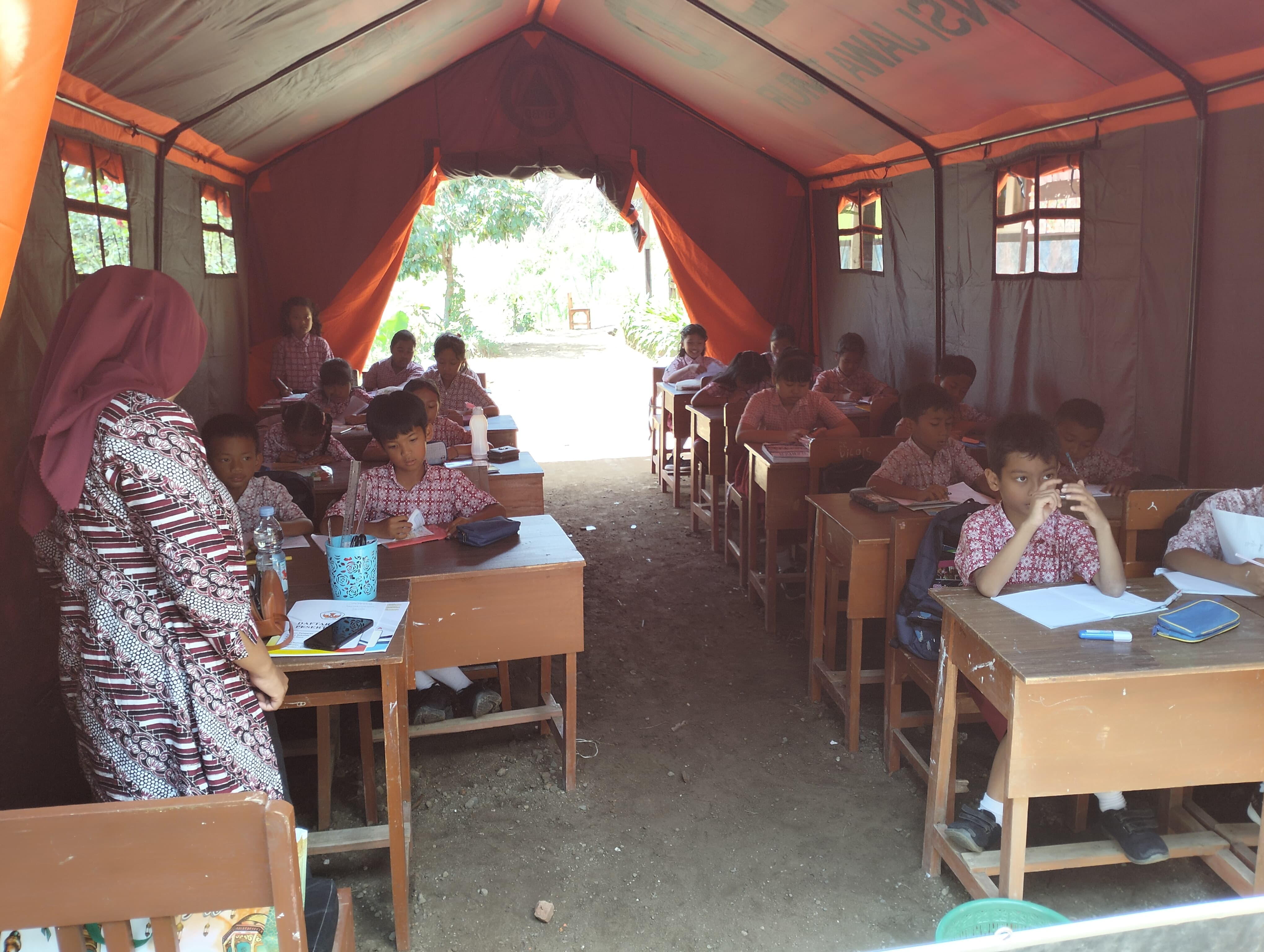 Siswa SDN 2 Kradinan terpaksa belajar di tenda usai bangunan kelas rusak terkena longsor. (TINA SUSANTI UNTUK RADAR TULUNGAGUNG)