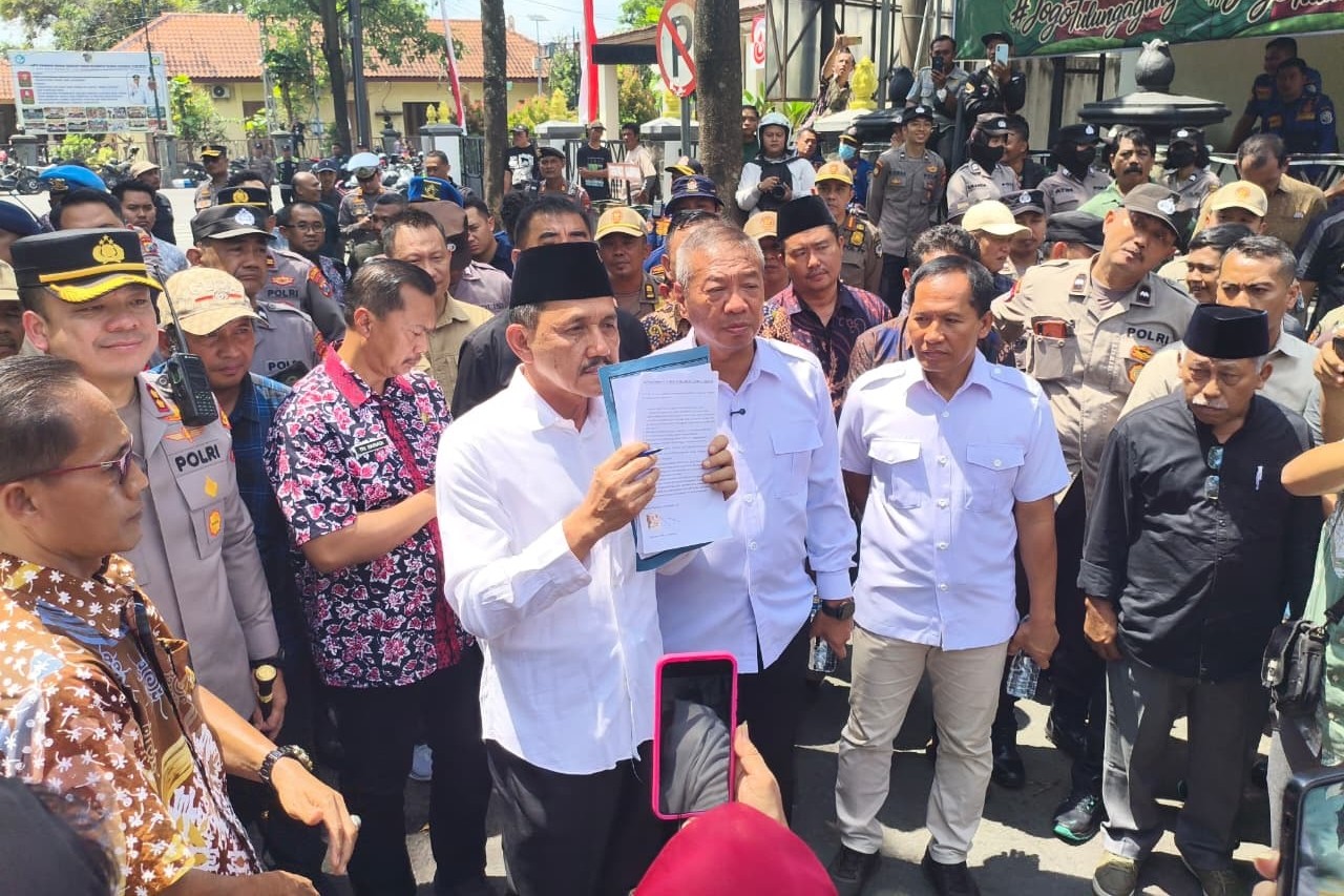 Ketua DPRD  Tulungagung Marsono menunjukkan tuntutan yang disuarakan Pejuang Gayatri pada Kamis (11/9/2025). (ADITYA YUDA/RADAR TULUNGAGUNG)