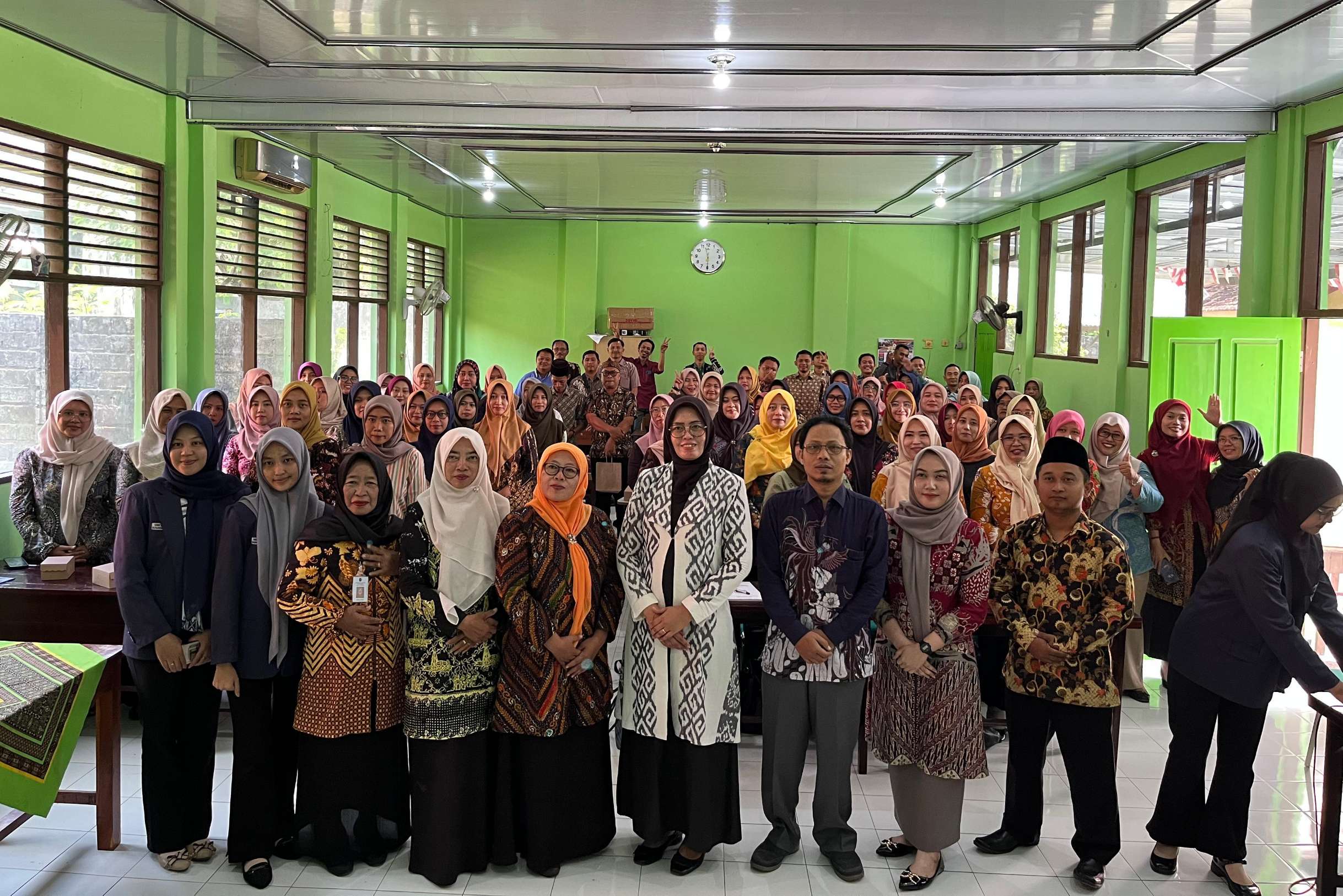 Pemateri berfoto bersama peserta Universitas Bhinneka PGRI Tulungagung dalam pelatihan di Kecamatan Sumbergempol.