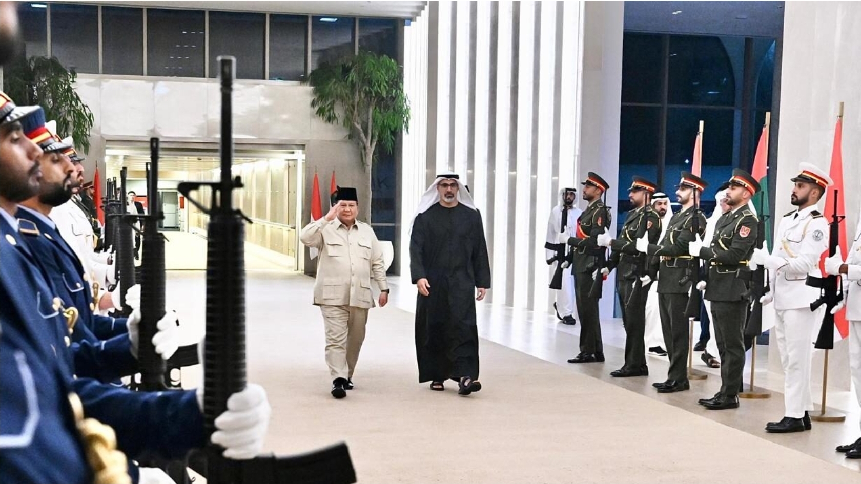 Presiden Republik Indonesia, Prabowo Subianto, tiba di Abu Dhabi, Persatuan Emirat Arab (PEA) pada Jumat, 12 September 2025. (BPMI Setpres/Cahyo)