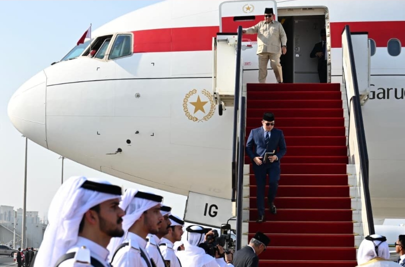 Presiden Prabowo Subianto tiba di Doha, Qatar pada Jumat, 12 September 2025 pukul 15.20 waktu setempat (WS), untuk bertemu dengan Emir Qatar, Yang Mulia Syekh Tamim bin Hamad Al Thani. (BPMI SETPRES)