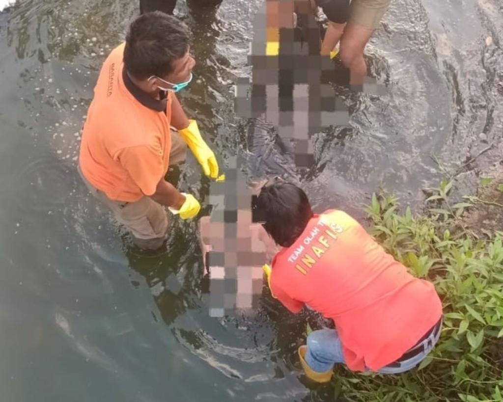 Tim Inafis Polres Tulungagung saat memeriksa jenazah P di sungai. (POLRES TULUNGAGUNG)