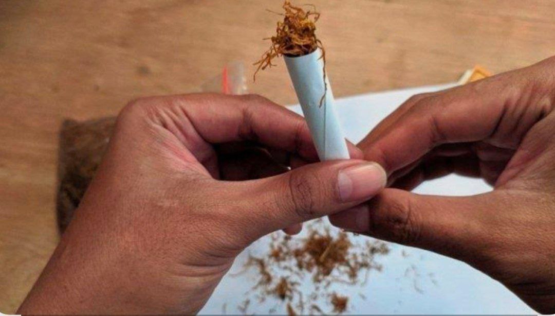 proses linting rokok dewe atau biasa disebut tingwe