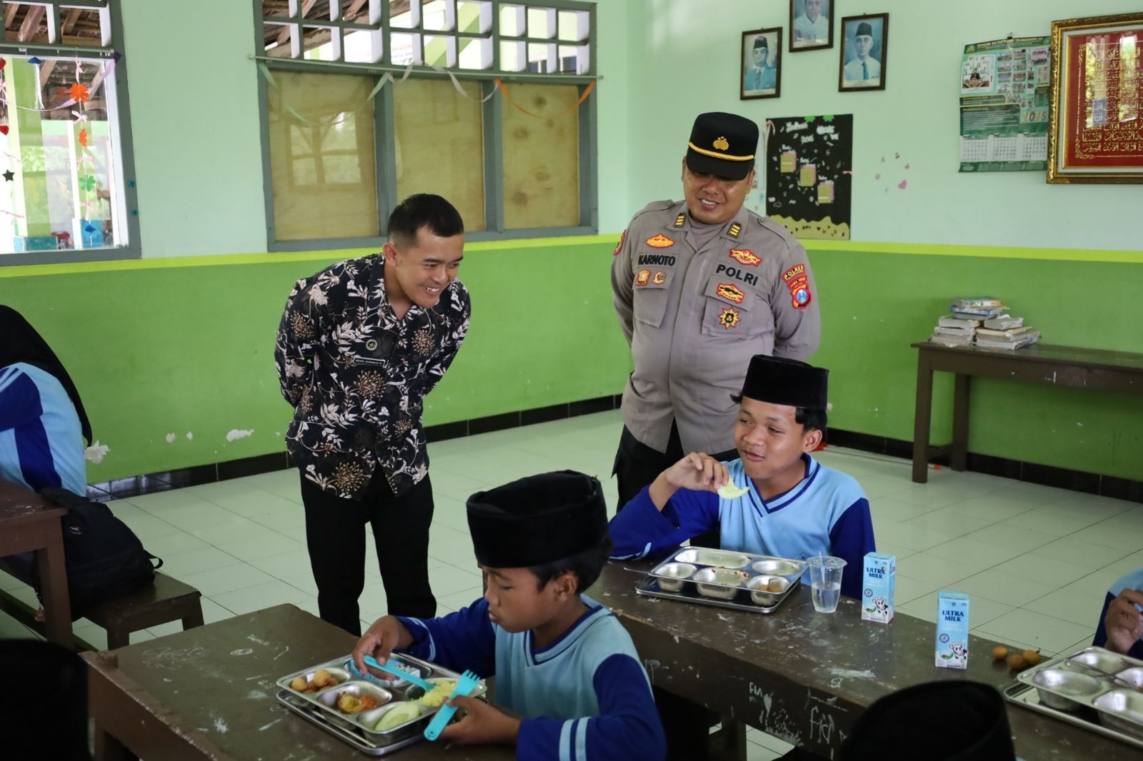 Anak-anak RA Roudlotul Ulum dan PAUD Asy-Syahid Sumbergempol menikmati menu MBG. (HUMAS POLRES TULUNGAGUNG)
