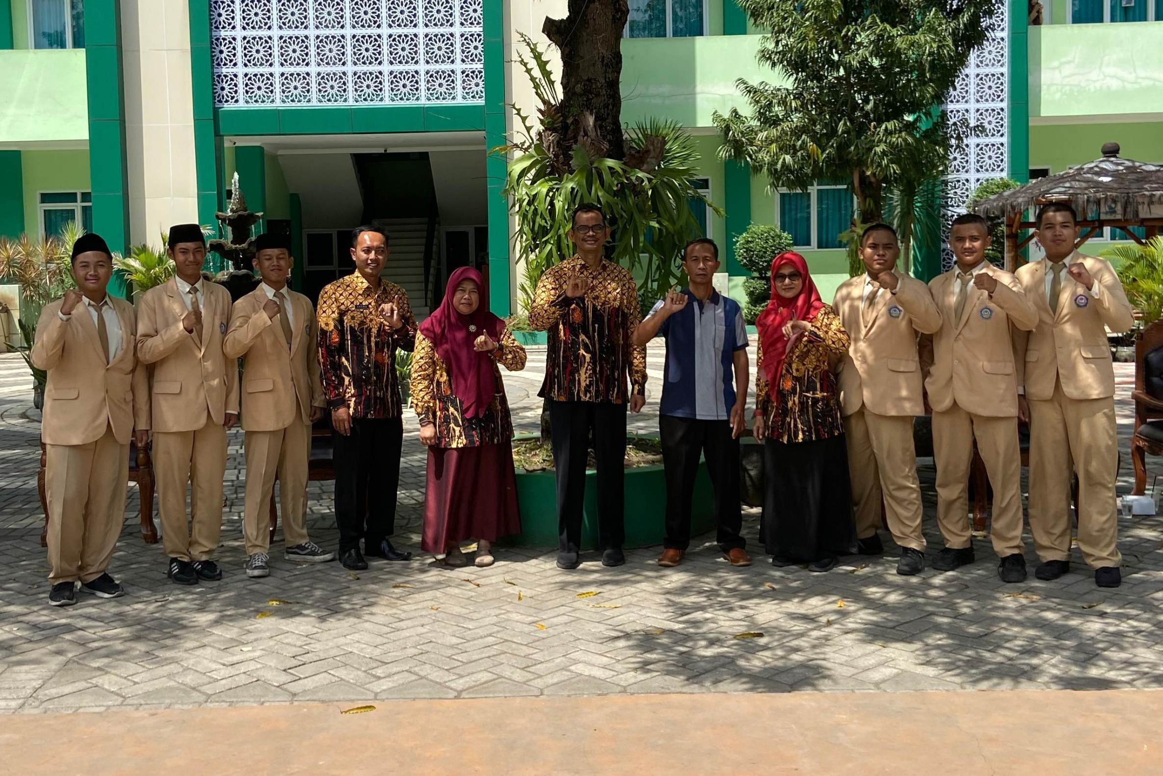 Kepala MAN 2 Tulungagung dan panitia pemilihan Ketua OSIS.