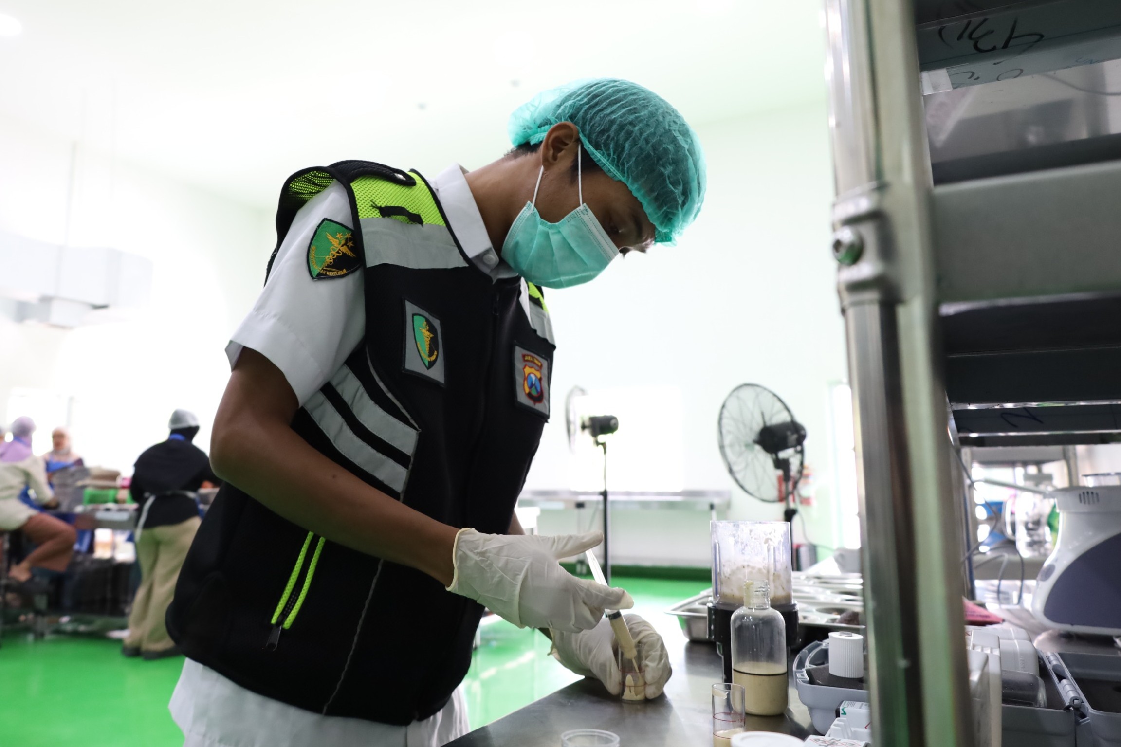 Personel Sidokkes Polres Tulungagung mengecek makanan SPPG sebelum didistribusikan.   (HUMAS POLRES TULUNGAGUNG)
