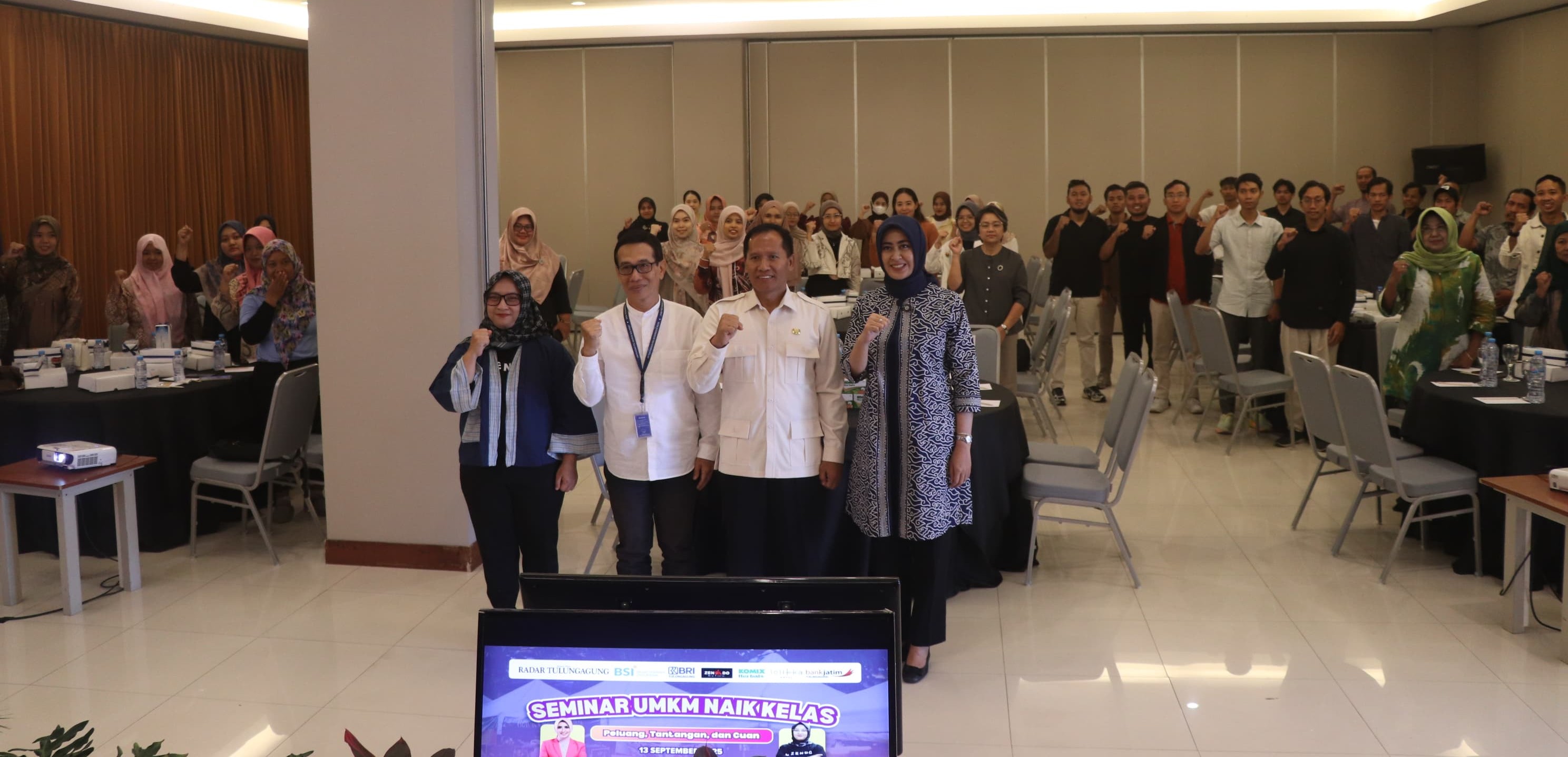 Wakil Wali Kota Surakarta Astrid Widayani (paling kanan) menjadi salah satu narasumber Seminar UMKM Naik Kelas (DR PERDANA/RADAR TULUNGAGUNG)