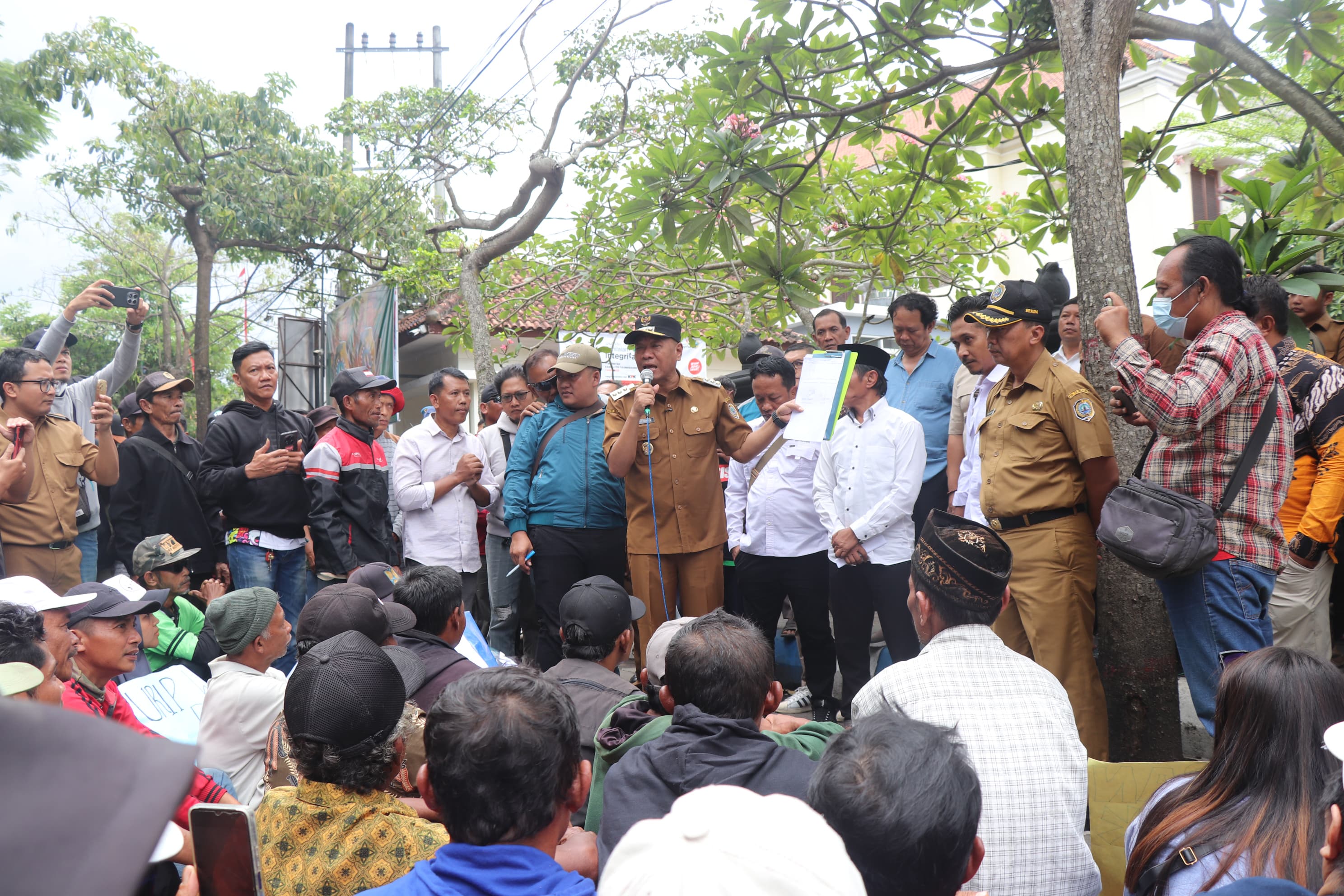 Aksi damai warga lingkar Waduk Wonorejo berjalan tertib di bawah pengamanan 450 personel gabungan. (SANDY YUWANA/RADAR TULUNGAGUNG)