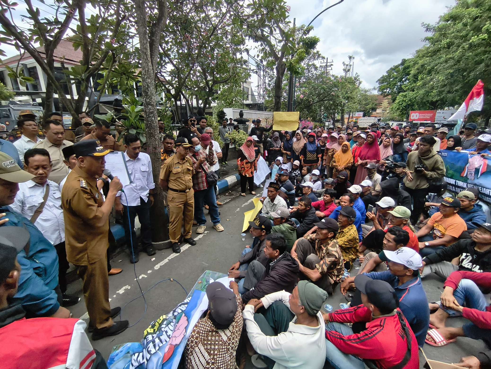 Bupati Tulungagung Gatut Sunu Wibowo menemui pengunjuk rasa. (ADITYA YUDA/RADAR TULUNGAGUNG)