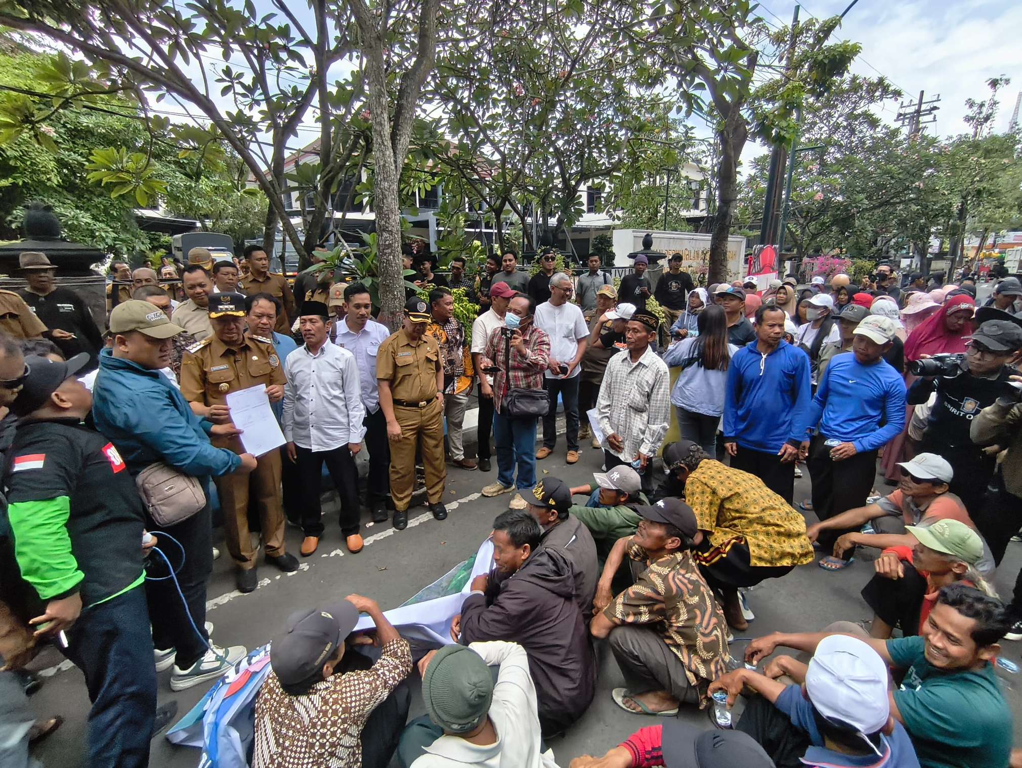 Bupati Tulungagung Gatut Sunu Wibowo menerima salinan aspirasi masyarakat selingkar Waduk Wonorejo.  (ADITYA YUDA/RADAR TULUNGAGUNG)
