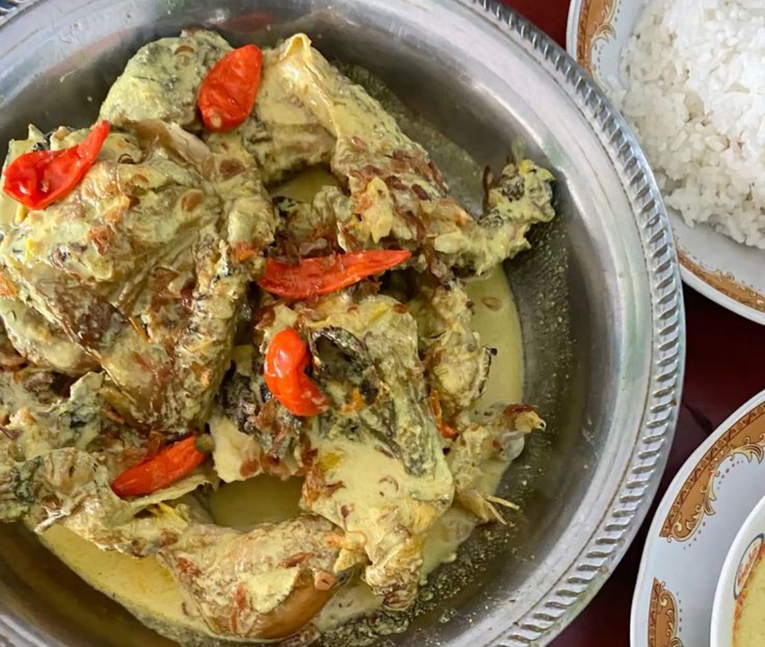 Bagi orang Tulungagung, ayam lodho bukan cuma makanan enak, tapi juga simbol kebersamaan dan perayaan. Setiap suapan seakan menyimpan cerita tentang keluarga, desa, dan tradisi.