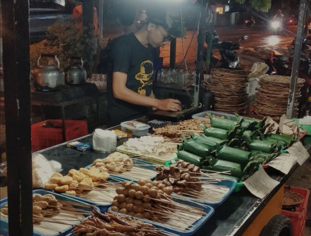 Obrolan di angkringan pun tak pernah ada habisnya. Dari topik ringan seperti bola dan musik, hingga cerita serius soal pekerjaan, cinta, bahkan politik lokal.