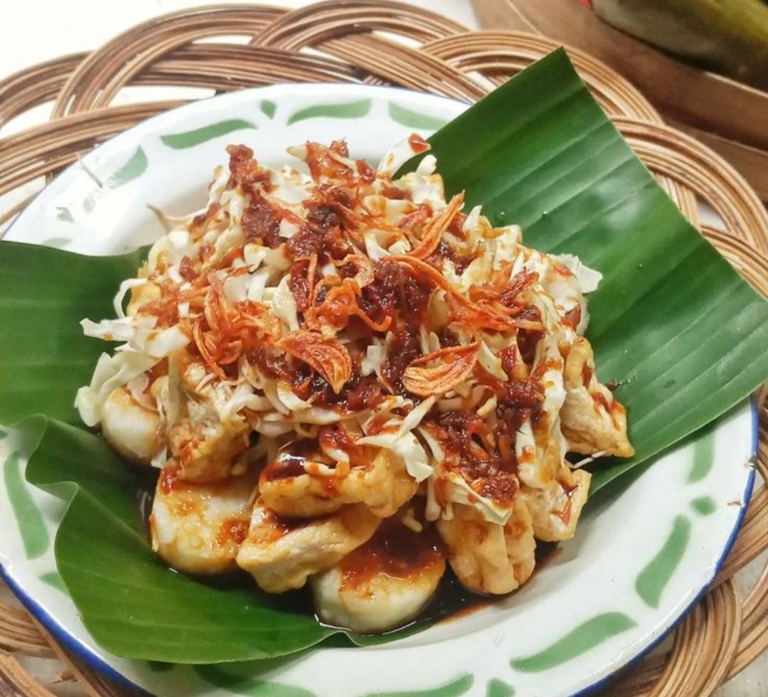 Di sudut-sudut kota Tulungagung, warung tepo tahu mulai buka saat senja. Tepo, yaitu lontong khas berbentuk segitiga, dipadukan dengan tahu goreng, sayuran segar, dan siraman bumbu kacang yang gurih