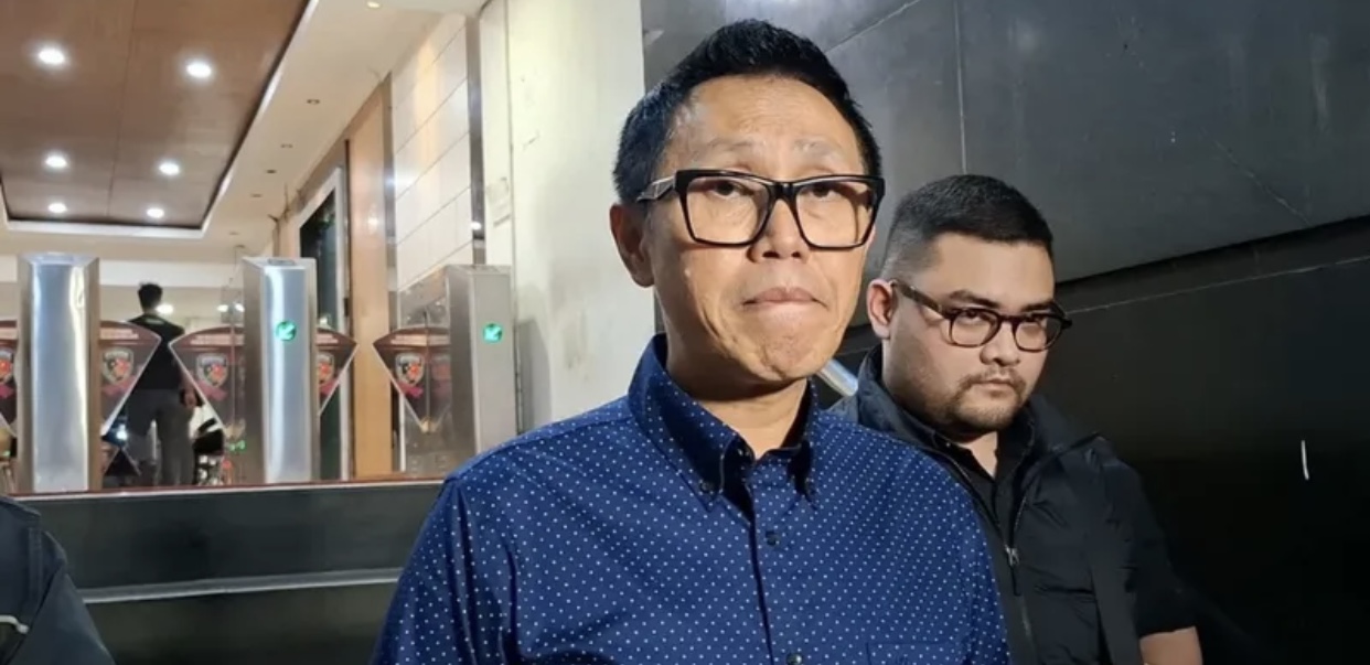 Eko Patrio kini harus tinggal di rumah kontrakan setelah kediamannya dijarah habis-habisan. Rumah komedian dan politisi ini luluh lantak, semua harta benda raib tak bersisa. (@Threads)