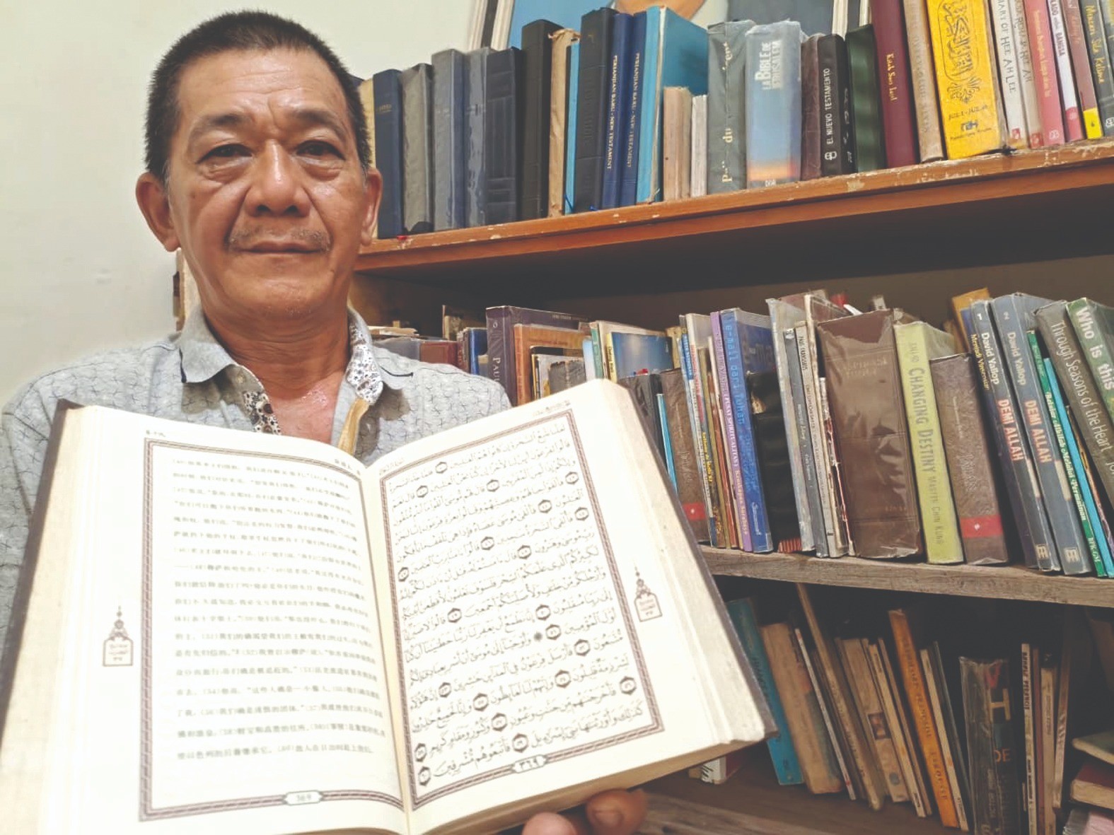 Paulus Soegiono Loekito menunjukkan kitab suci Al-Qur