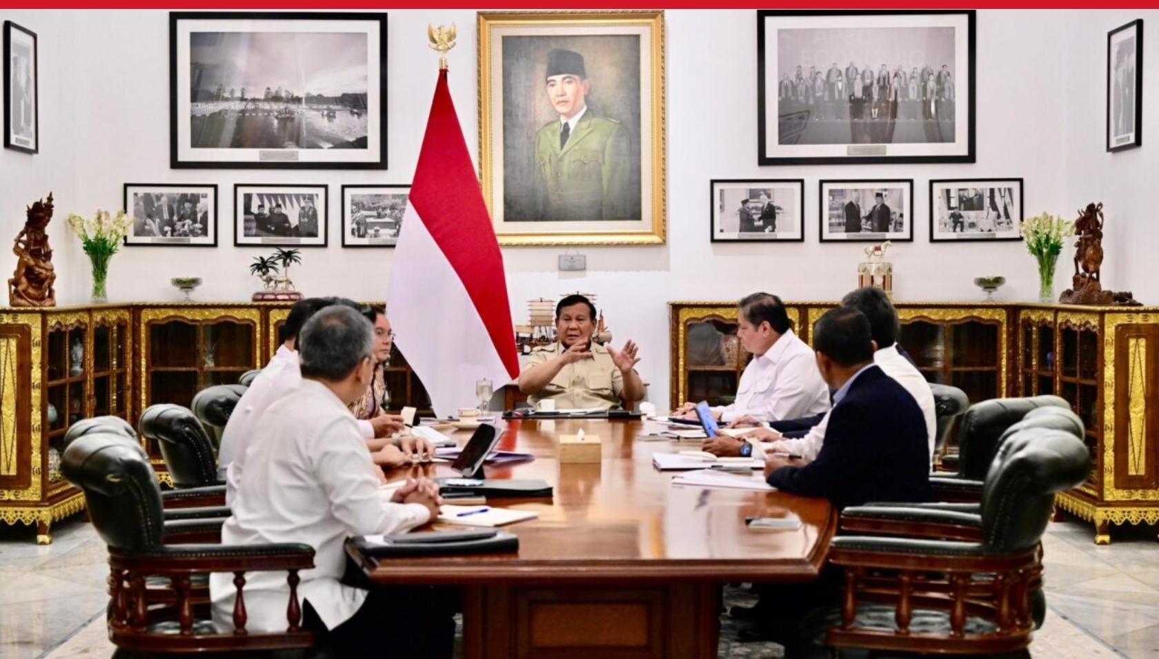 Presiden Prabowo Subianto memimpin rapat terbatas dengan sejumlah menteri Kabinet Merah Putih di Istana Merdeka, Jakarta, pada Senin, (15/9/ 2025) (BPMI Setpres/Rusman)