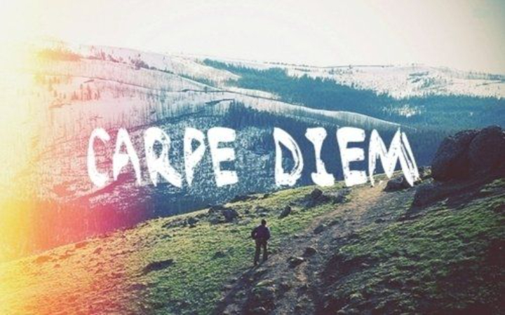 Istilah carpe diem berasal dari bahasa Latin yang secara harfiah berarti &ldquo;petiklah hari.&rdquo;