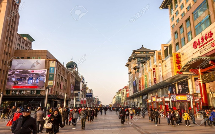 Warga mengunjungi kawasan perbelanjaan di Beijing kemarin (15/9). Produksi industri dan pertumbuhan penjualan ritel Tiongkok kembali melambat bulan lalu.