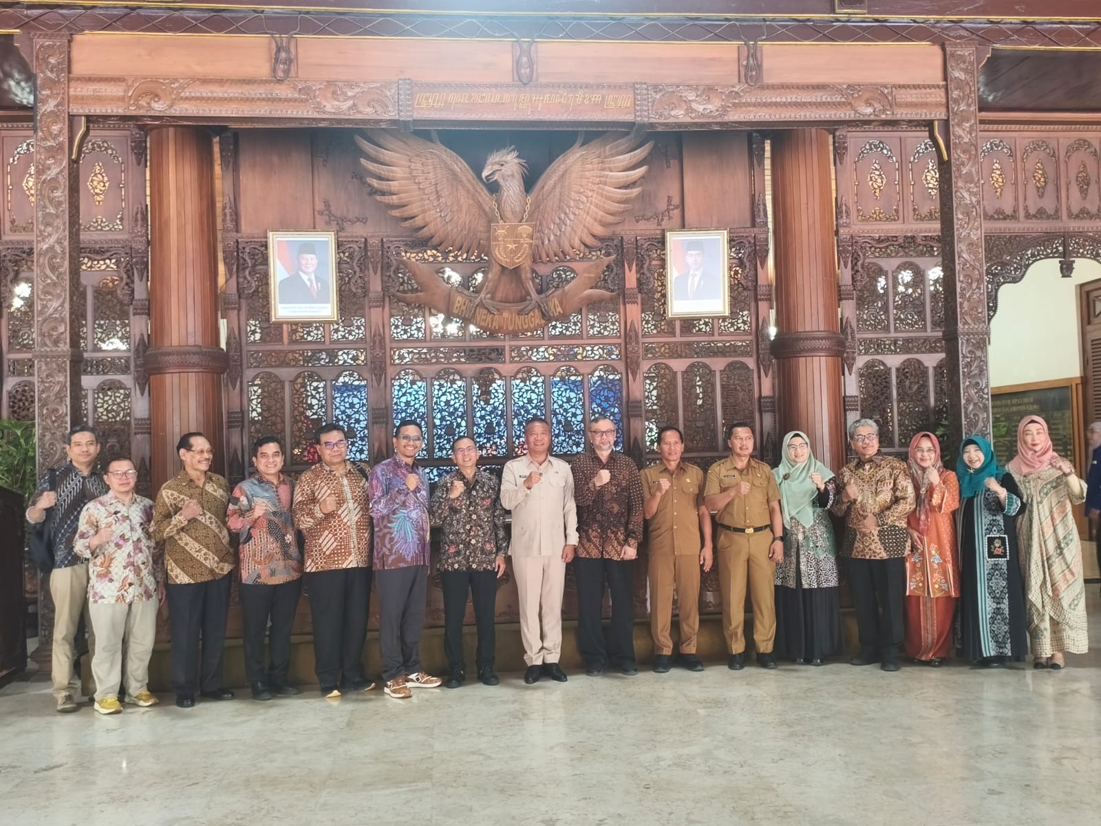 Bupati Tulungagung Gatut Sunu Wibowo foto bersama Rektor UNAIR Prof Dr Muhammad Madyan dan civitas akademika UNAIR.
