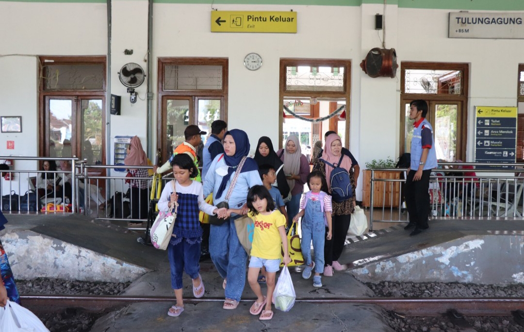 Di balik kesederhanaannya, stasiun ini bukan sekadar tempat naik dan turun kereta. Ia adalah ruang pertemuan antara rindu dan perpisahan, antara tawa liburan dan tangis kepergian.