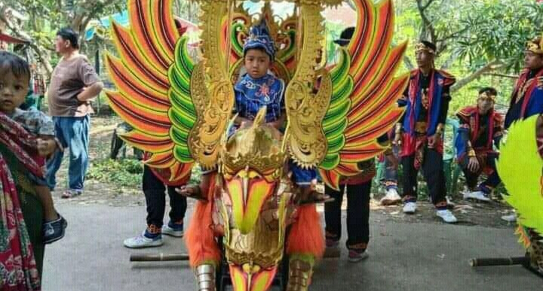 Tak heran kalau setiap kali ada pawai, jalanan macet bukan masalah justru jadi momen berkumpul, tertawa, dan menikmati kebanggaan akan budaya sendiri.