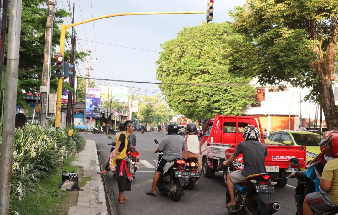 Di balik kesibukan lalu lintas, kehidupan mereka mengajarkan satu hal bahwa rezeki bisa datang dari mana saja, bahkan dari perempatan jalan yang hanya memberi waktu beberapa detik.