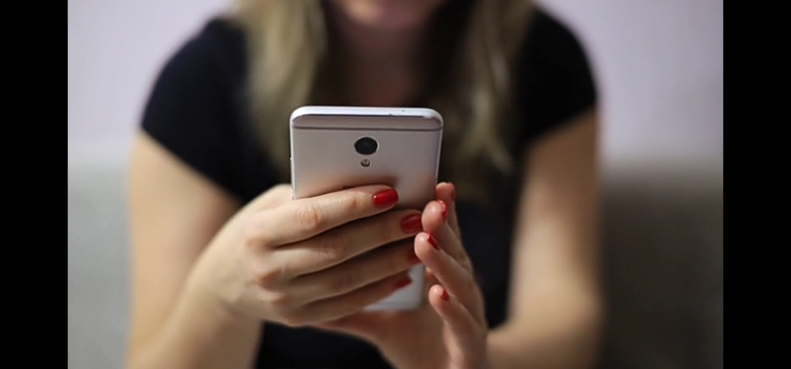 Kebiasaan doomscrolling membuat anak muda terus terpapar berita negatif tanpa henti, memicu stres dan kecemasan. (pixabay.com)