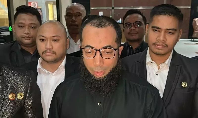 Khalid Basalamah kembalikan uang ke KPK terkait kasus dugaan korupsi kuota haji tambahan yang melibatkan biro travel haji. (elshinta.com)
