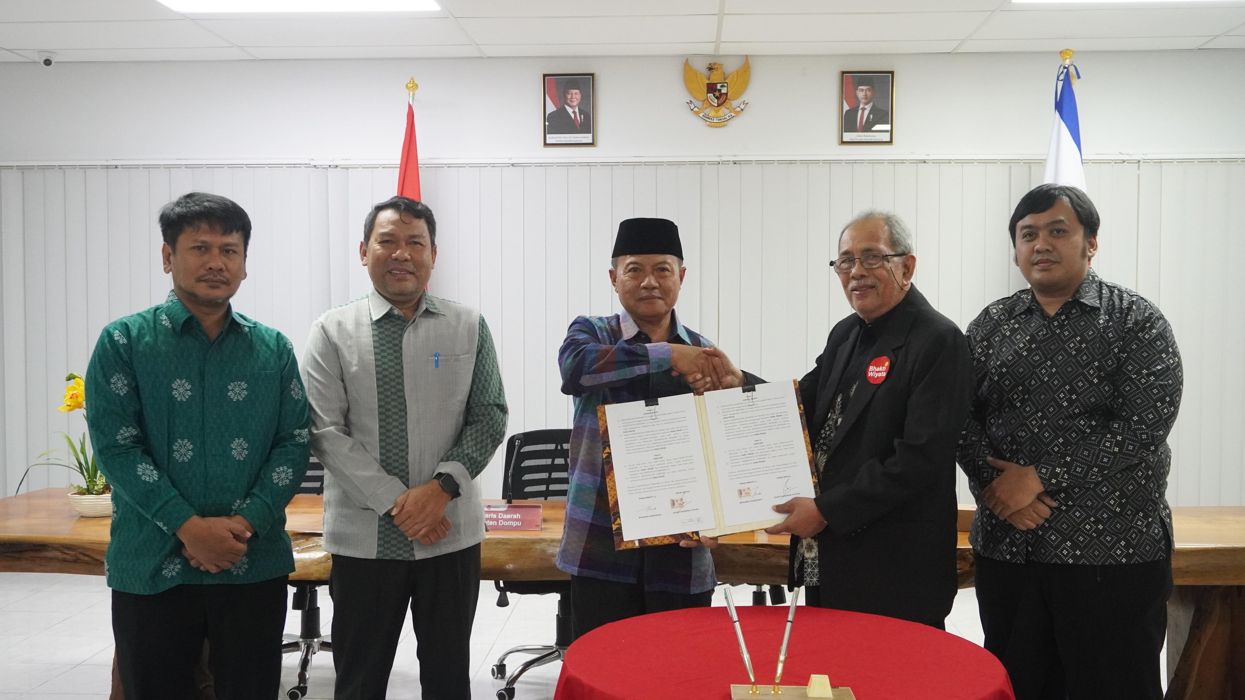 Penandatangan perjanjian dan kesepakatan bersama oleh Rektor IIK Bhakta Kediri, Prof Dr Apt Muhamad Zainuddin, dengan sekretaris daerah (Sekda) Kabupaten Dompu, Gatot Gunawan PP.