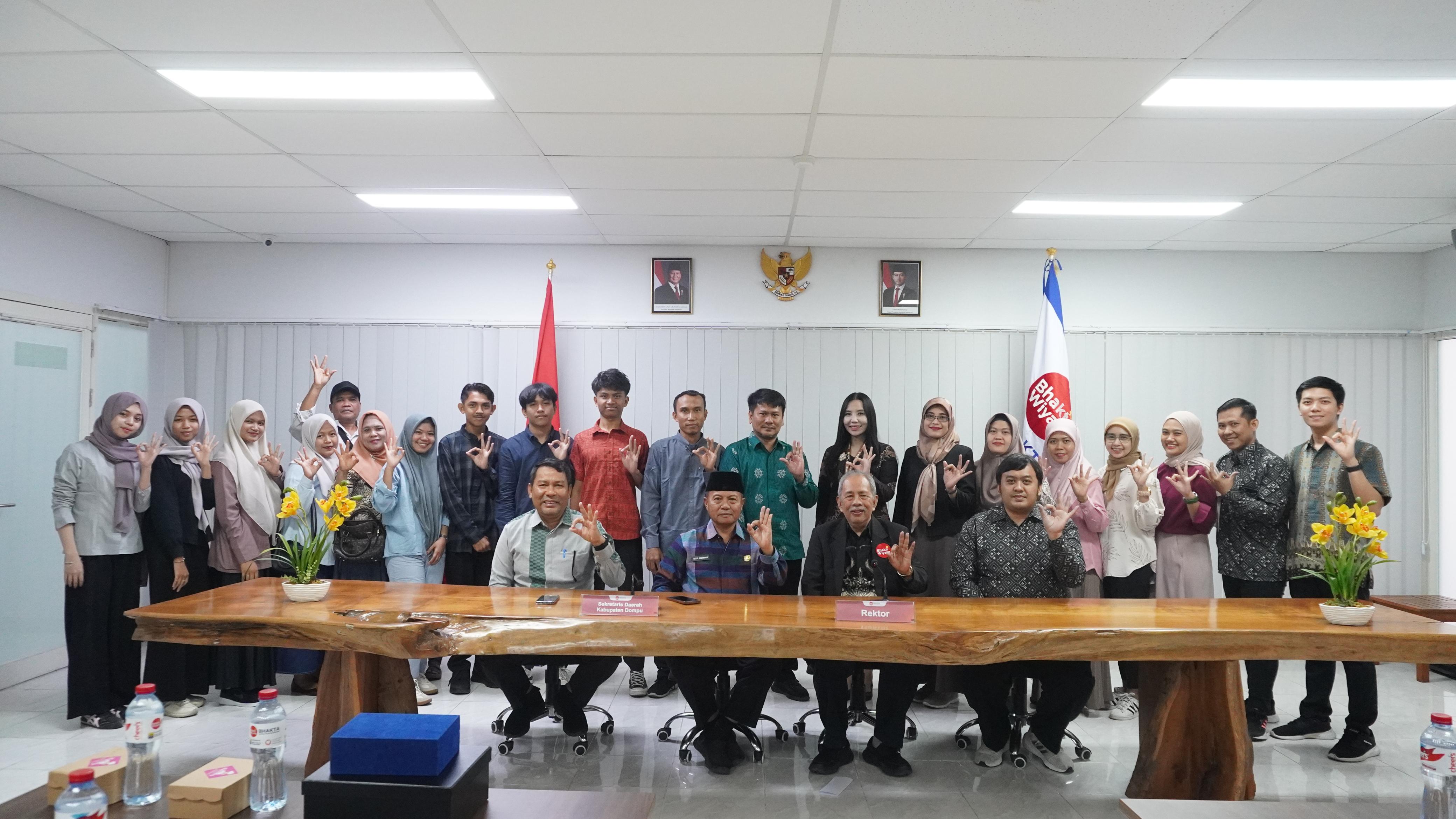 IIK Bhakta Kediri memberikan beasiswa merdeka kepada mahasiswa putra-putri terbaik Kabupaten Dompu, Provinsi NTB, Kamis (4/9/2025).