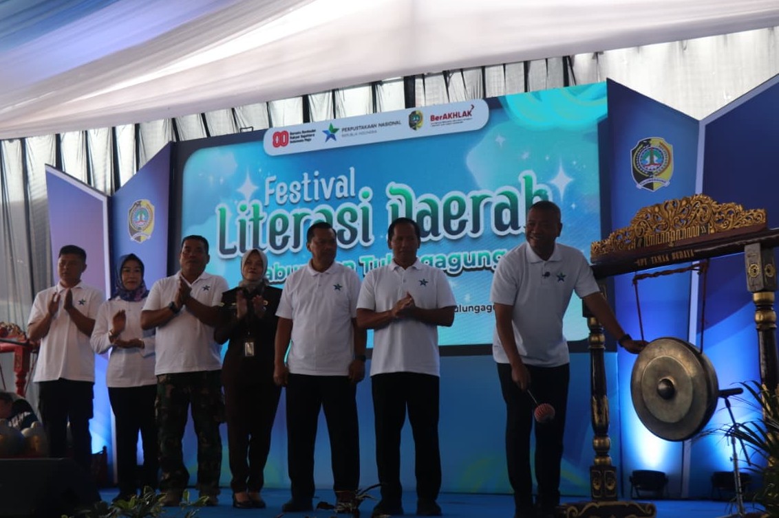 Bupati Tulungagung Gatut Sunu Wibowo memukul gong menjadi pembuka Festival Literasi Daerah 2025 pada Selasa (16/9/2025). (DR PERDANA/RADAR TULUNGAGUNG)